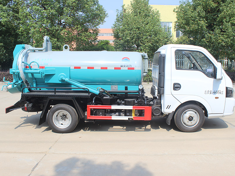 東風(fēng)藍(lán)牌2方吸污車