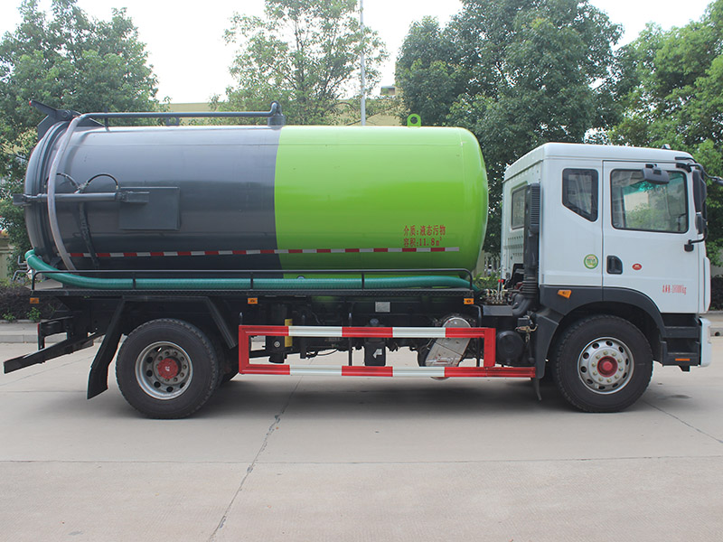 12方東風多利卡D9吸污車