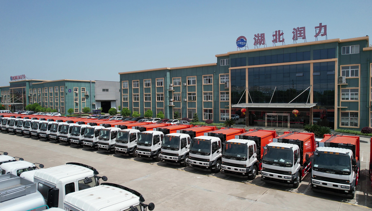 鉤臂壓縮垃圾車使用注意事項