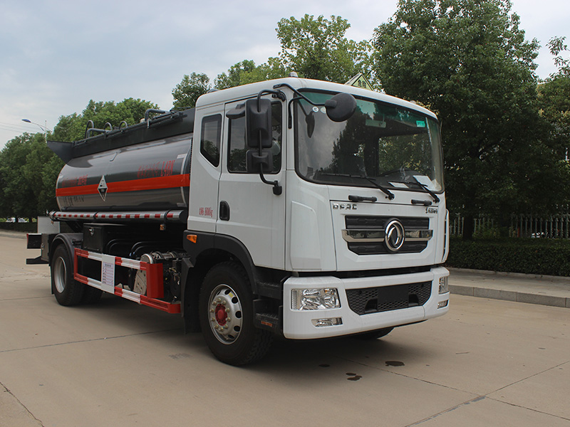 東風(fēng)D9多利卡9.4立方SCS5180GFWEQ6腐蝕性物品罐式運(yùn)輸車