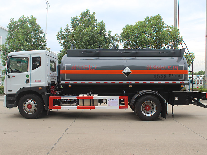 東風(fēng)D9多利卡9.4立方SCS5180GFWEQ6腐蝕性物品罐式運(yùn)輸車