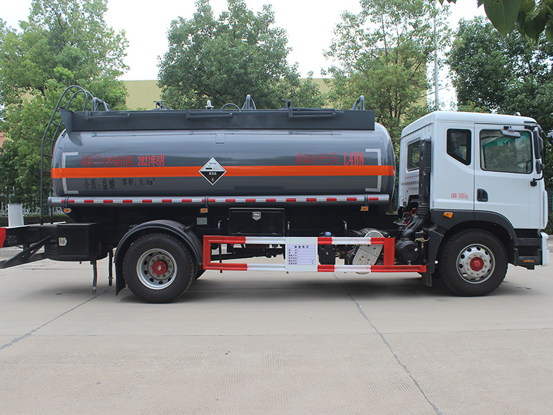 東風(fēng)D9多利卡9.4立方SCS5180GFWEQ6腐蝕性物品罐式運(yùn)輸車