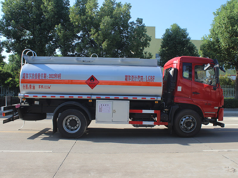 東風(fēng)隨專13.1立方SCS5182GJYEQ6加油車