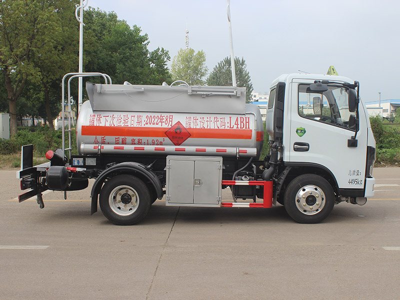 東風(fēng)多利卡藍牌2立方SCS5041GRYEQ6易燃液體罐式運輸車