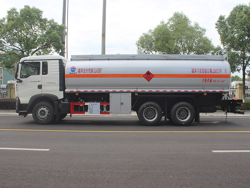 重汽豪沃20.3立方20.5SCS5266GYYZZ6運油車